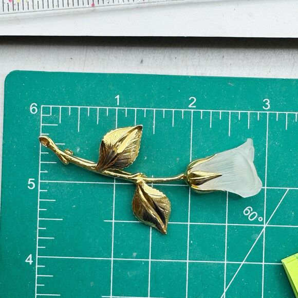 Vintage Gold Tone Single Rose Bud Flower Brooch Pin Opaque Lucite - Picture 8 of 8